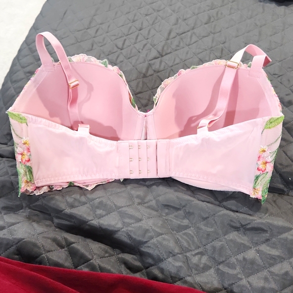 Victoria Secret Bra 🩷💐 - Picture 2 of 7